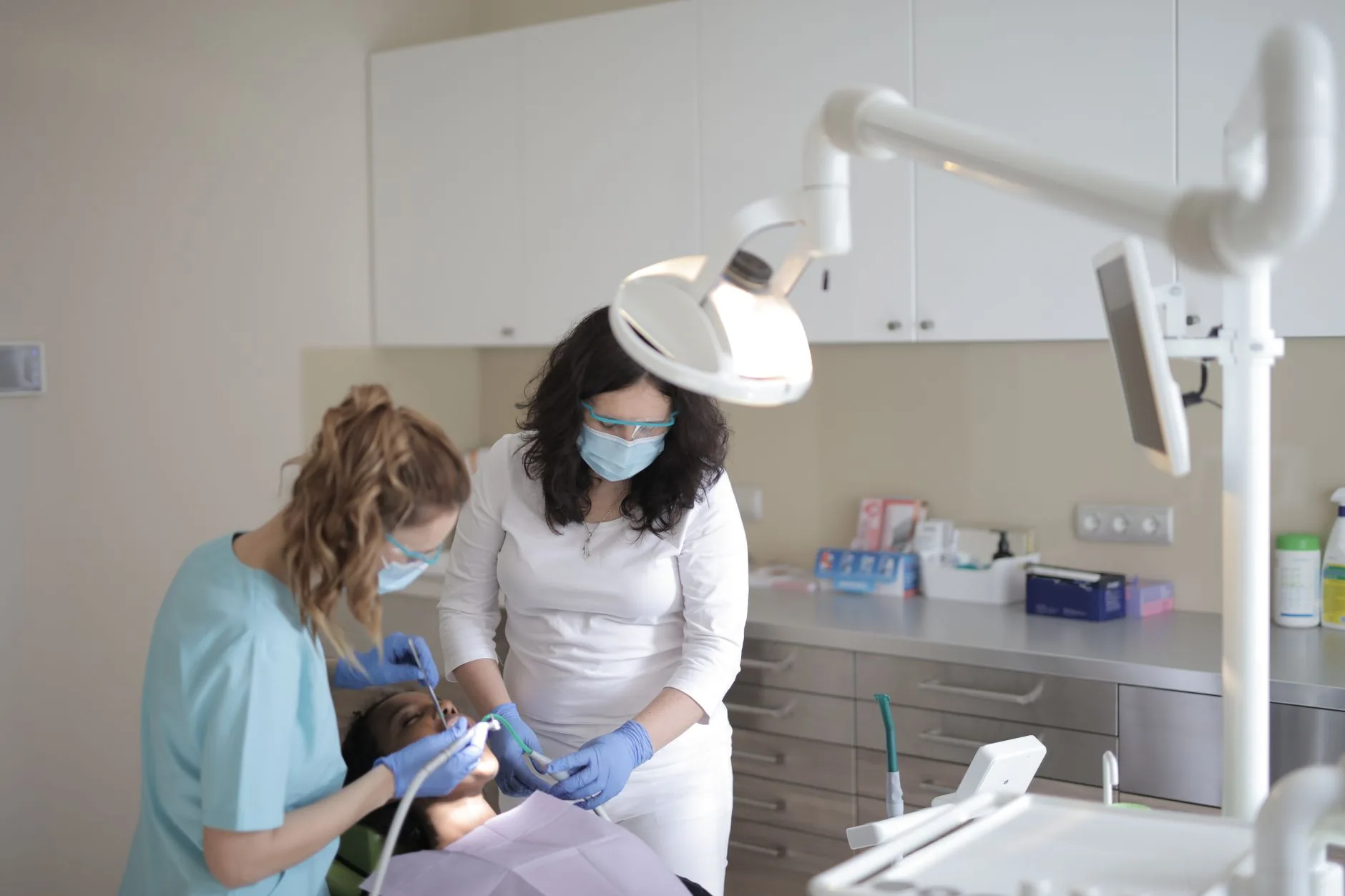 Dentista brasileiro desenvolve tratamento com cannabis medicinal para dor crônica
