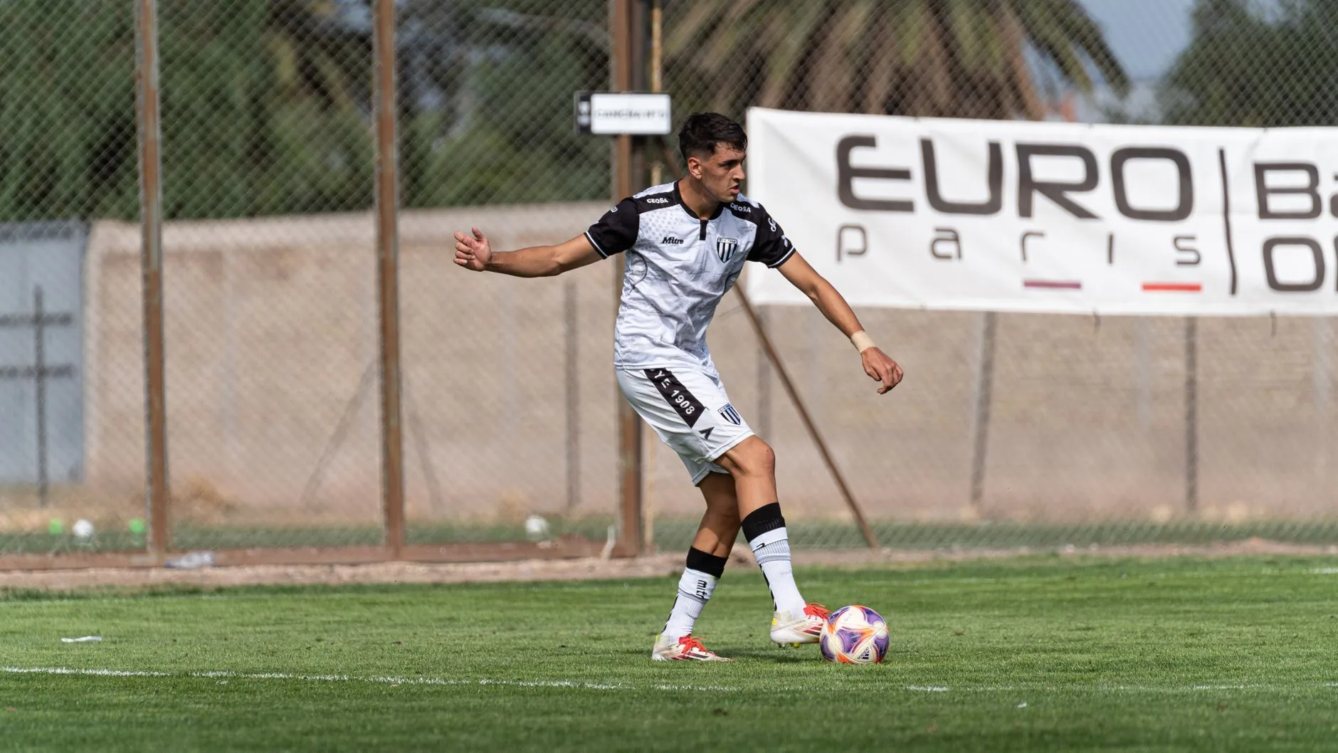 Aston Villa contrata Nicolas Jackson por registro de clube