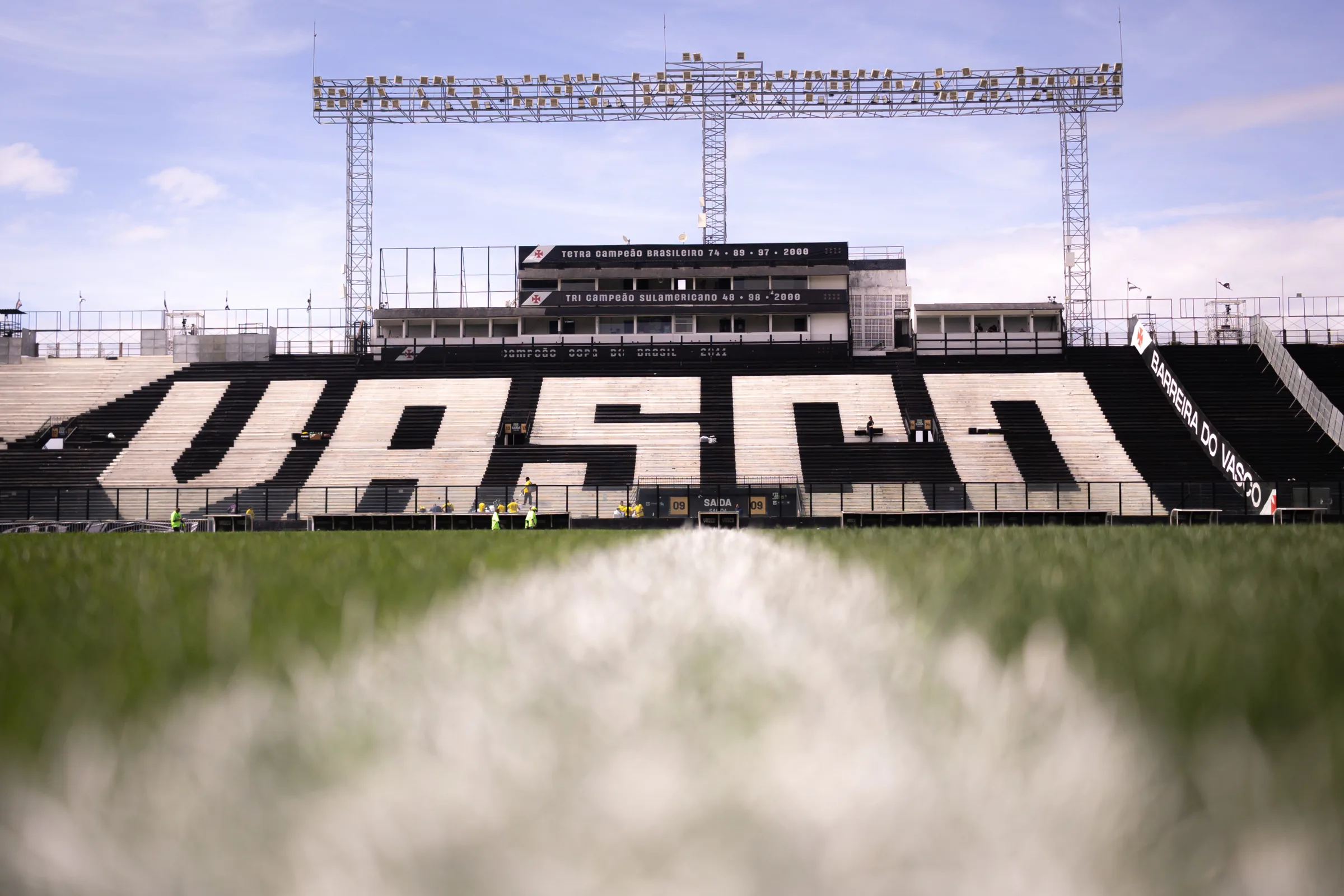 Vasco x Vitória: onde assistir ao vivo, horário e escalações