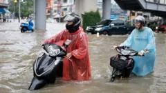 Floods submerge Bangkok roads, declaring emergency