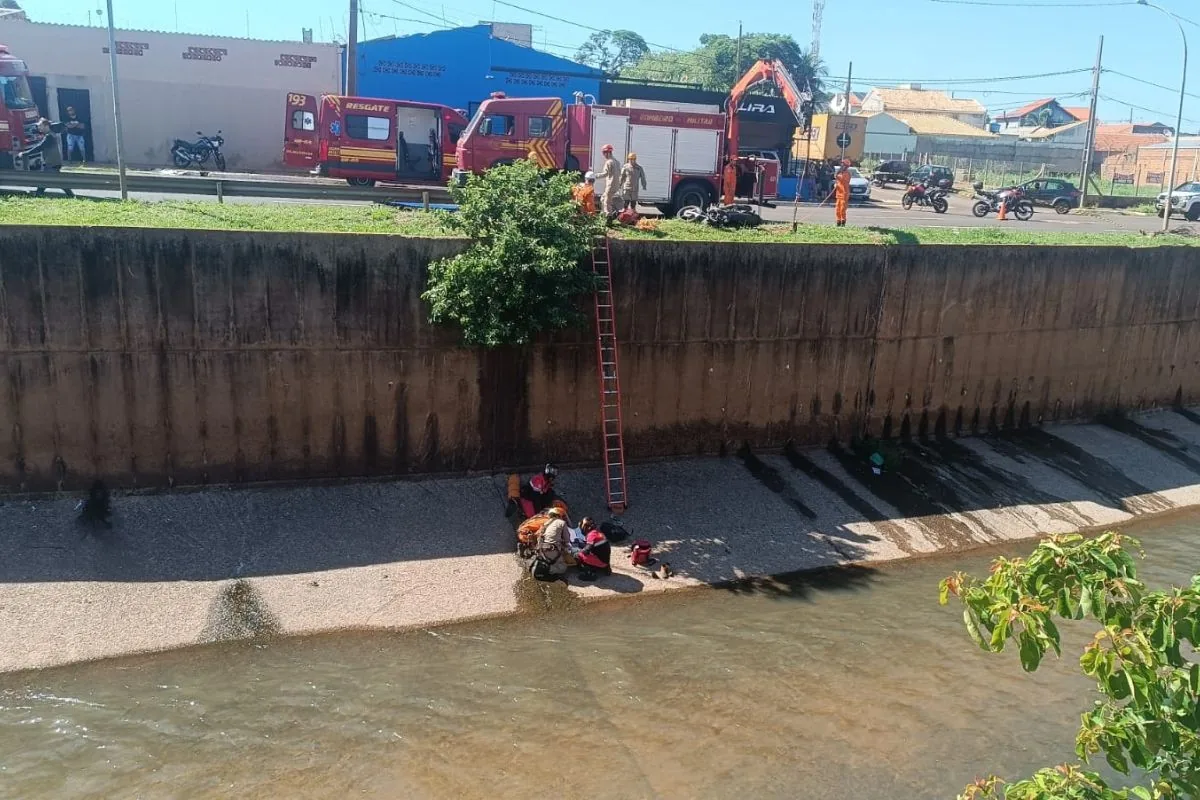 Motociclista cai de 6 metros em córrego após apagão em Campo Grande