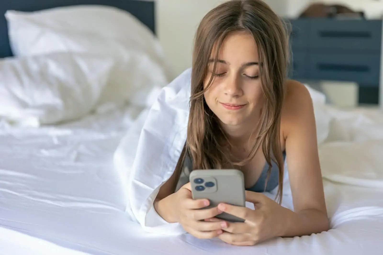 Celular antes de dormir: por que ele atrapalha o sono