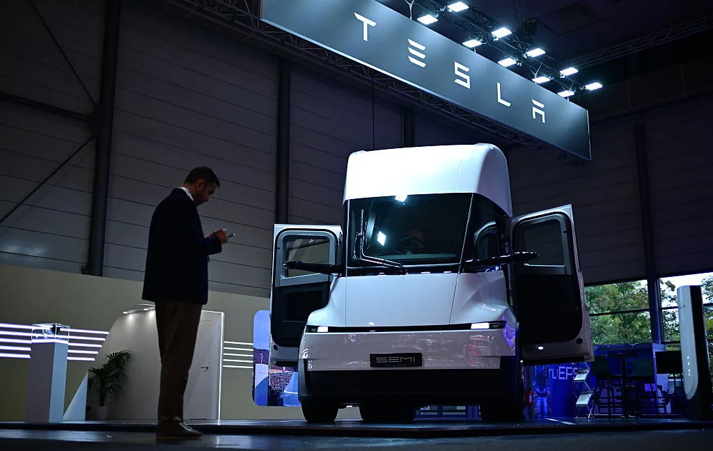 Tesla lança caminhão elétrico, mas enfrenta desafios de infraestrutura