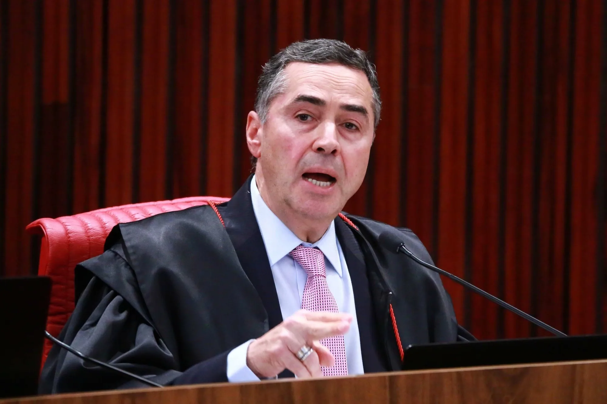 Barroso decide não assinar manifesto de ex-ministros sobre crise no STF
