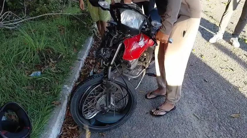 Dois homens ficam feridos após moto bater em galhos de árvore caídos