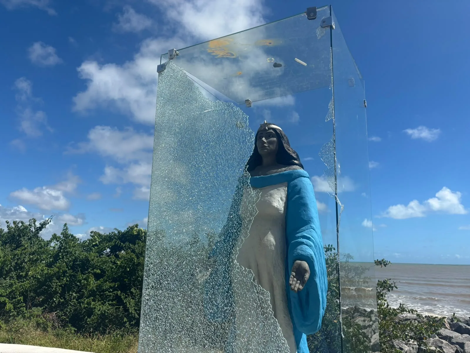 Suspeita de vandalizar estátua de Iemanjá em João Pessoa é identificada