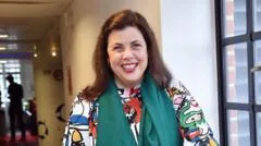 Kirstie Allsopp se ferma ao ser levada ao hospital após queda durante festa de aniversário