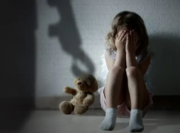 Casal é condenado a mais de 360 anos de prisão por estupro de vulnerável e armazenamento de pornografia infantil