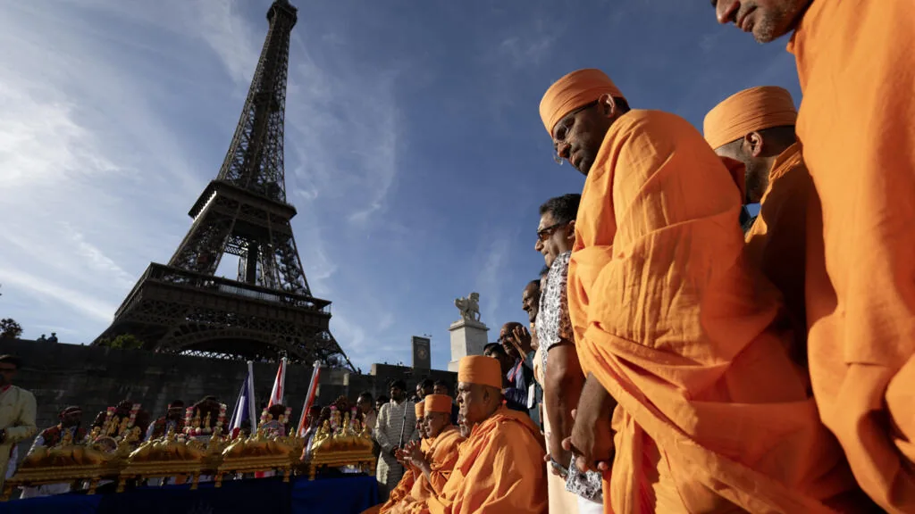 Trabalhadores da Torre Eiffel realizam greve após exclusão de mulheres