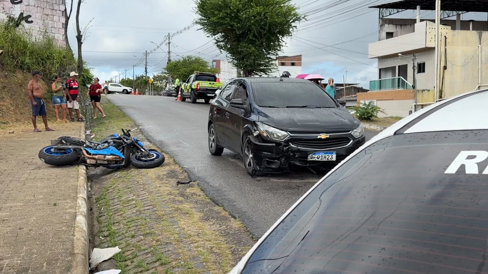 Motociclista morre após colidir com carro e ser atingido por outro