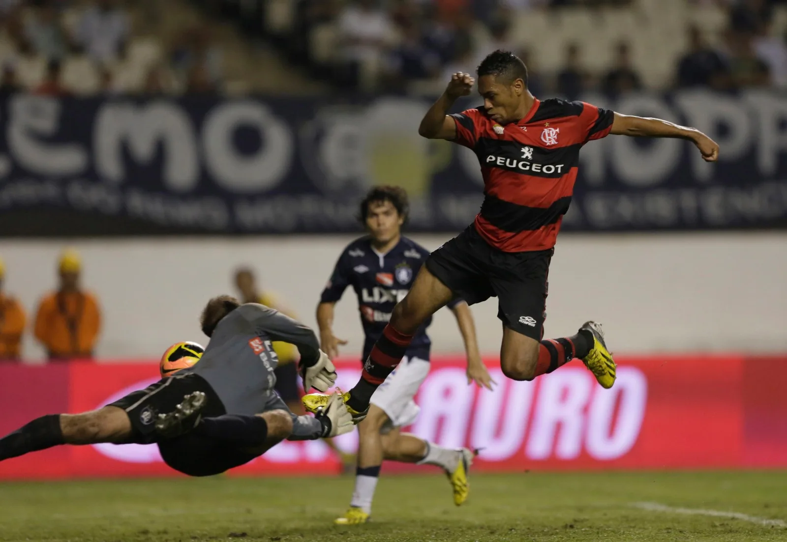 Remo e Flamengo se enfrentam no Mangueirão