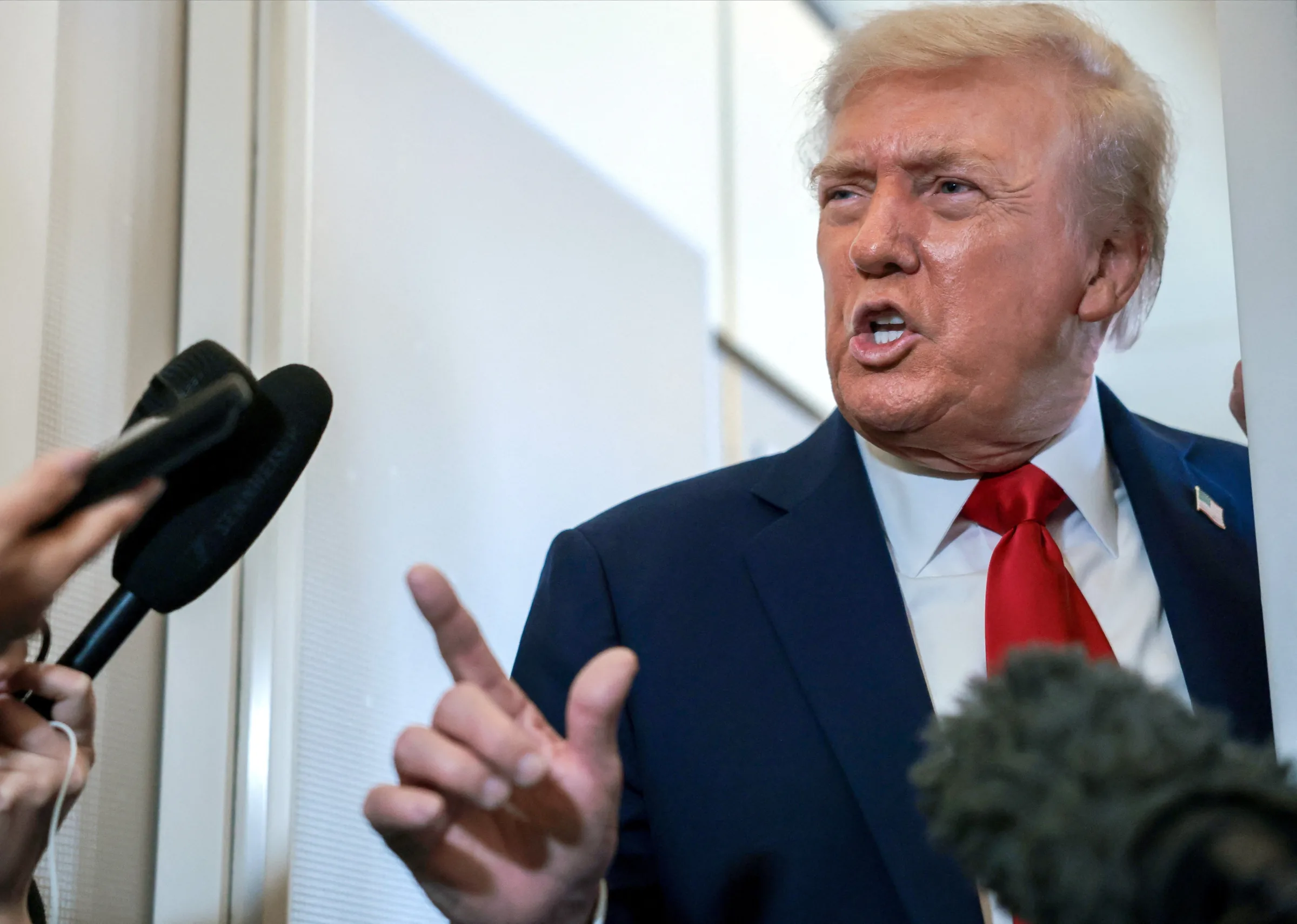 Jornalistas são impedidos de entrar na Casa Branca após Trump banir veículos de comunicação