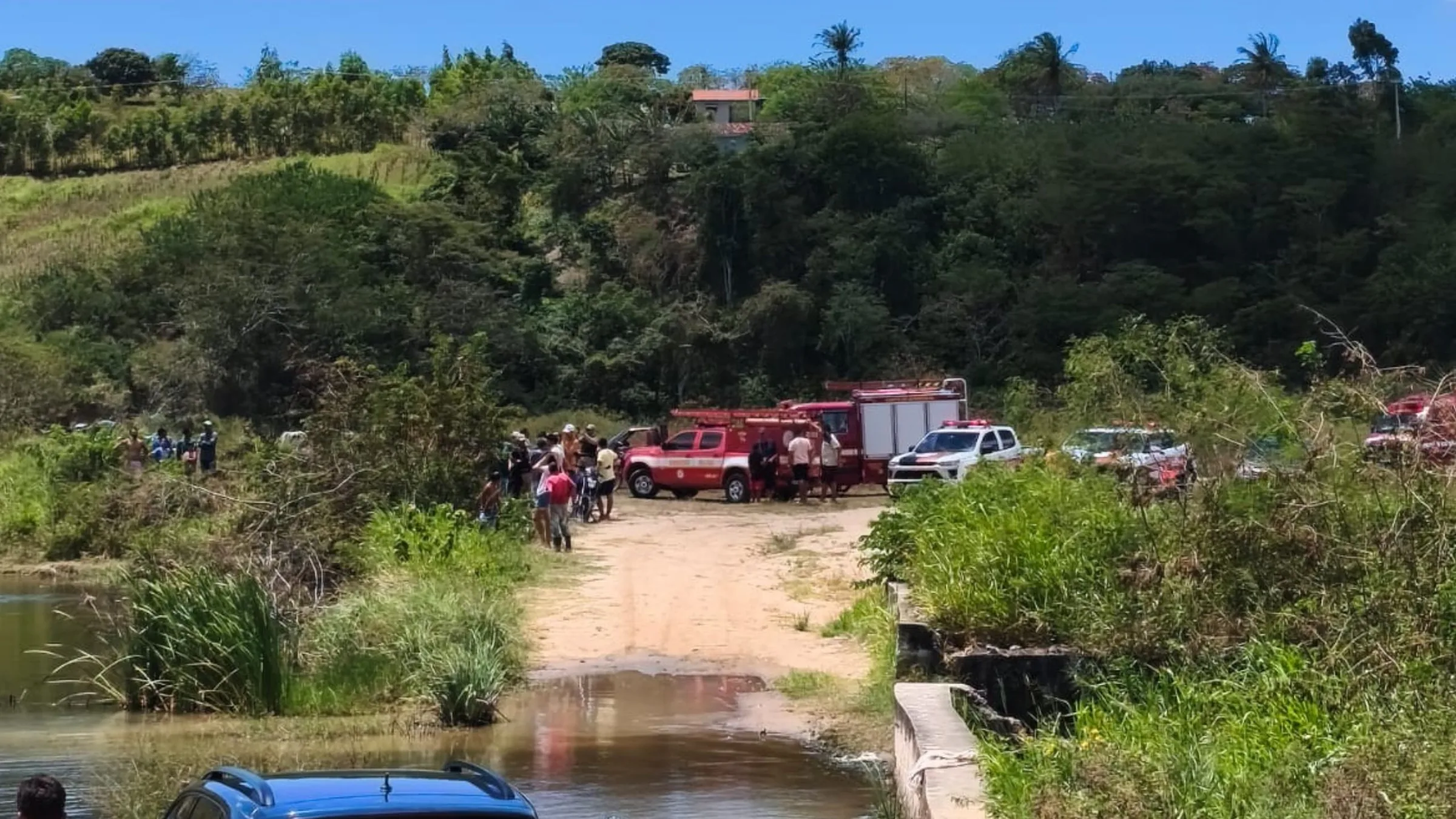 Homem morre afogado após carro cair em açude