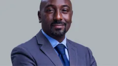 Rixa familiar após apresentador de TV ser escolhido sucessor do rei ugandês