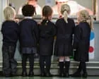 Famílias economizam em uniformes escolares durante crise de custo de vida
