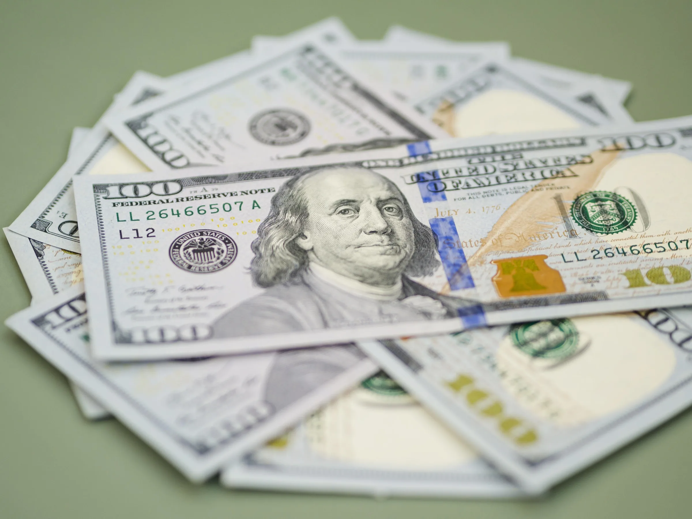 Dólar abre em queda após BC cortar juros pela 5ª vez