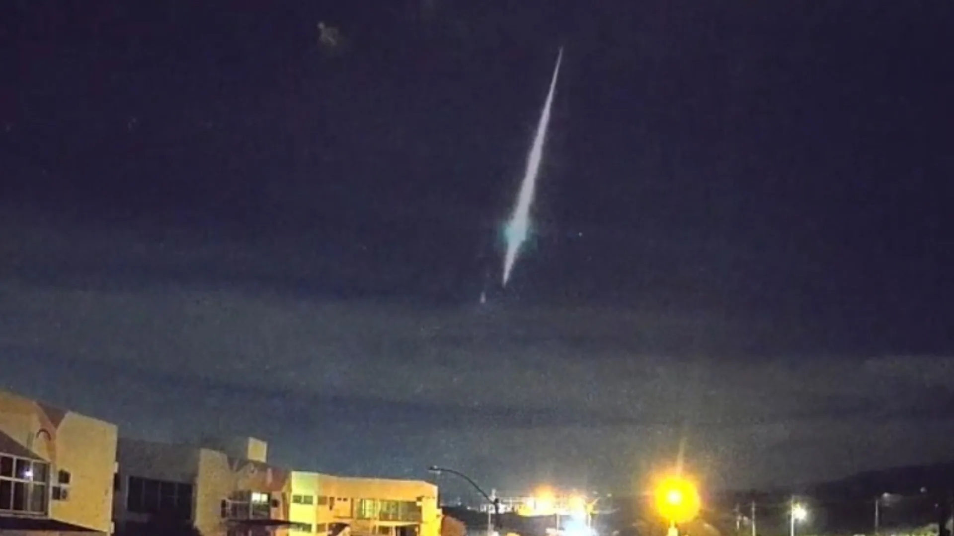 Meteoro 'bola de fogo' cruza o céu do RS em alta velocidade na madrugada