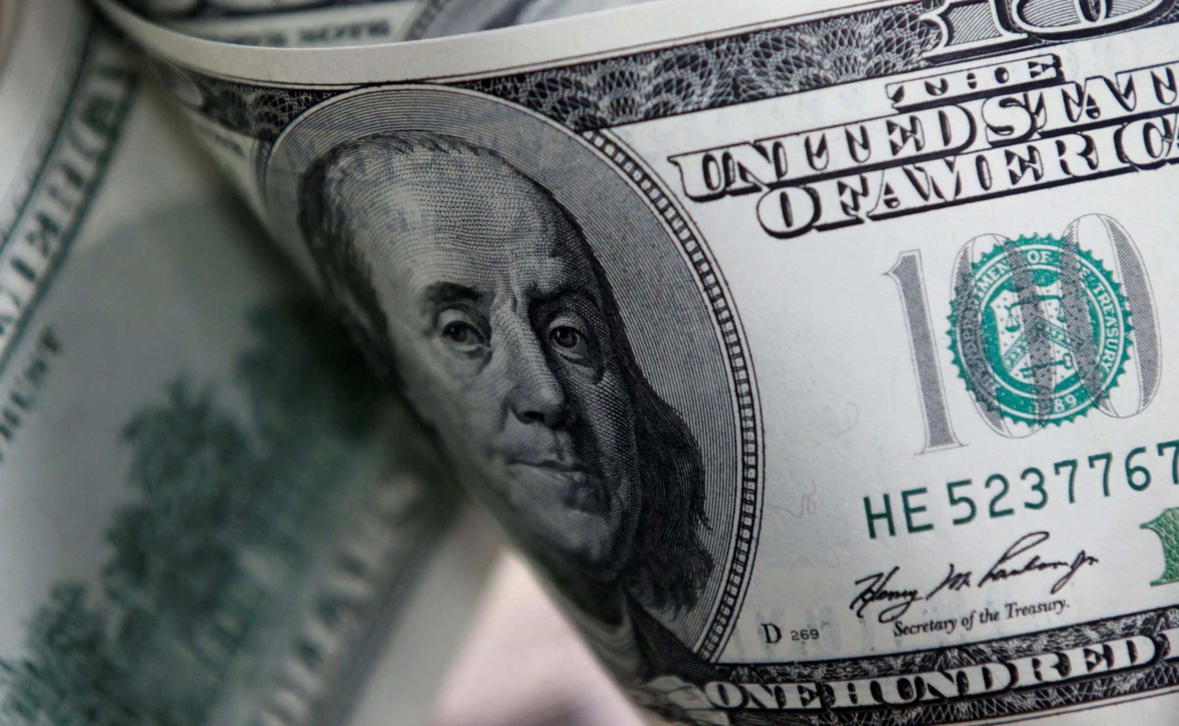 Investidores acompanham dados econômicos e avanço da disputa eleitoral