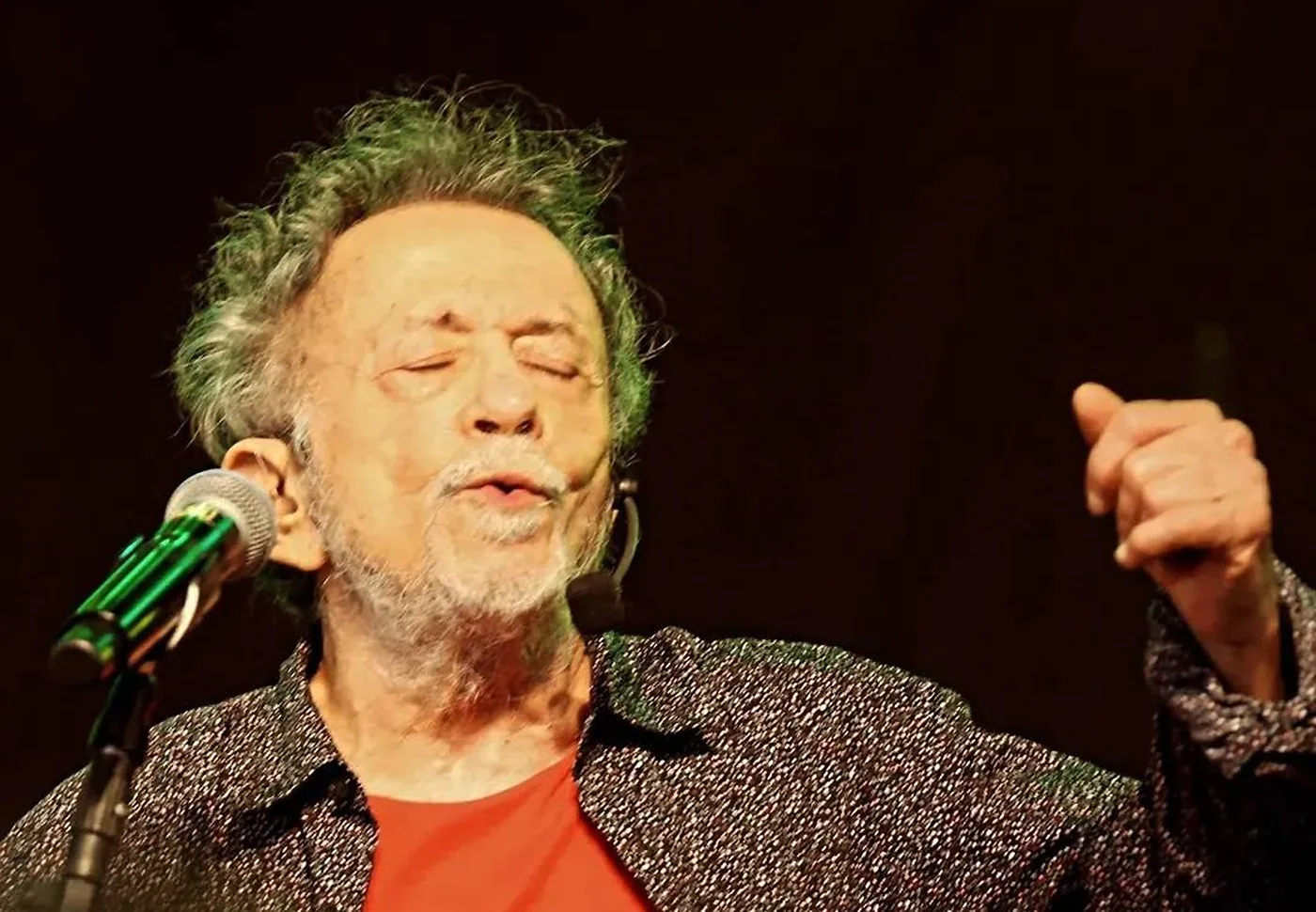 Tom Zé completa 90 anos e lança álbum ao vivo