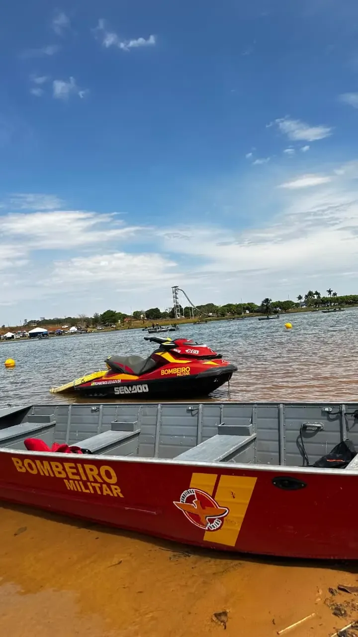 Bombeiros resgatam quatro ocupantes de embarcação que naufragou