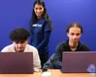 Bootcamps de IA visam reduzir desemprego jovem no Reino Unido