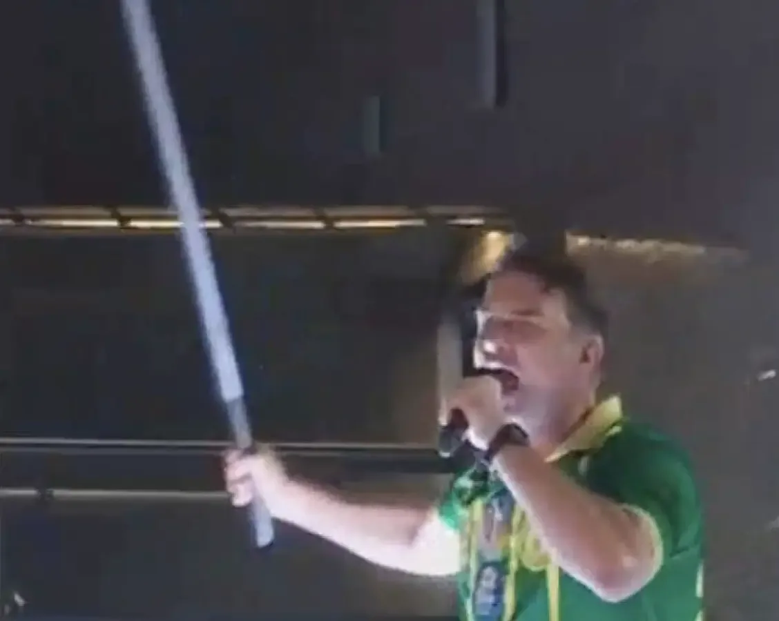 “Vai ter castração química para você”, diz Flávio Bolsonaro enquanto segura facão cenográfico durante ato em Recife