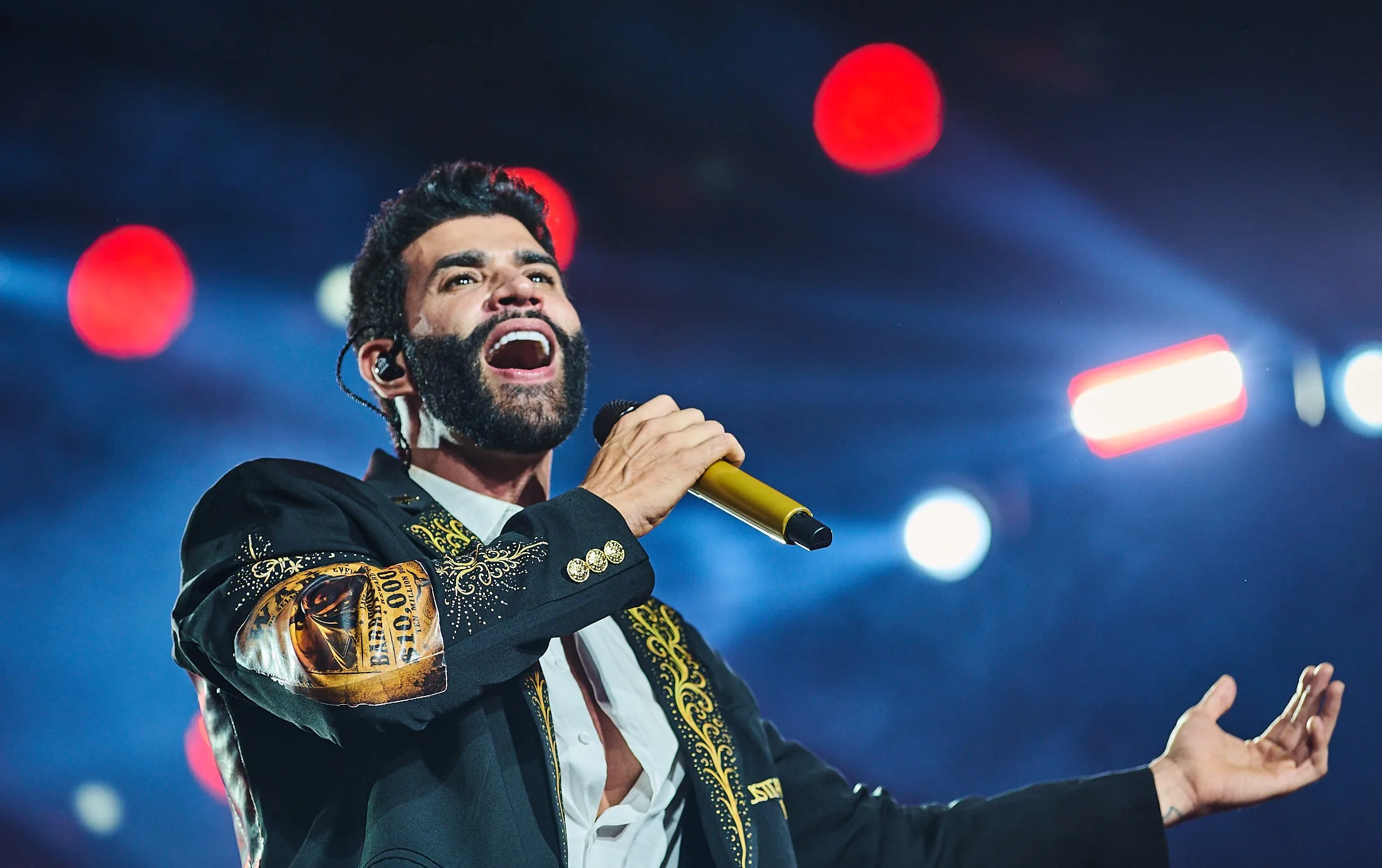 Gusttavo Lima emociona público em show de volta ao Goiânia