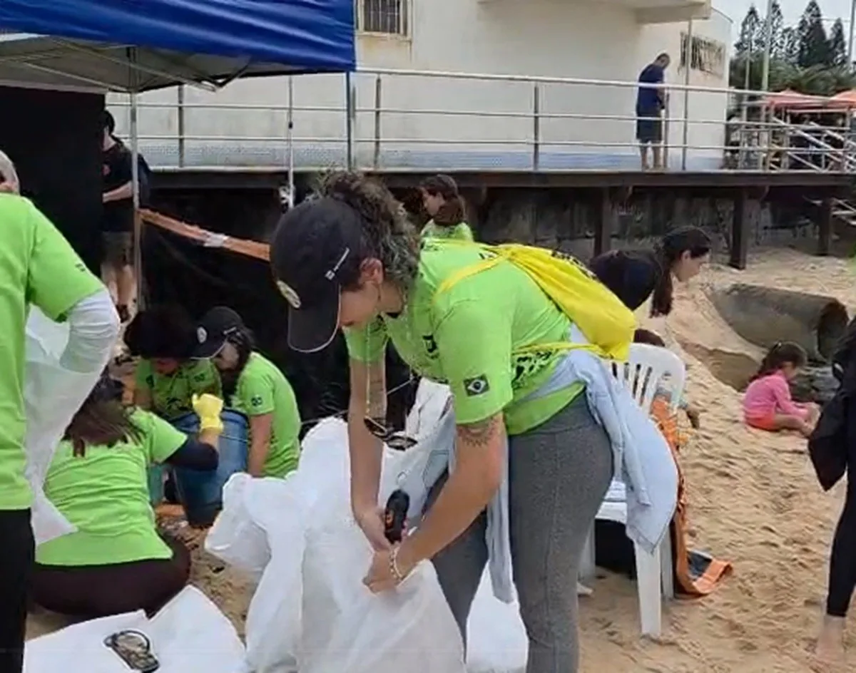 Mutirão recolhe lixo na Praia dos Cavaleiros e alerta para impactos ambientais