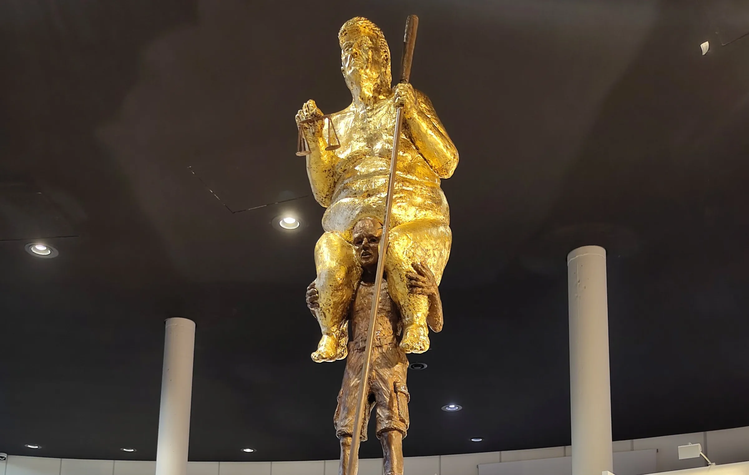 Estátua de Trump nu banhado a ouro é exibida no Parlamento Europeu