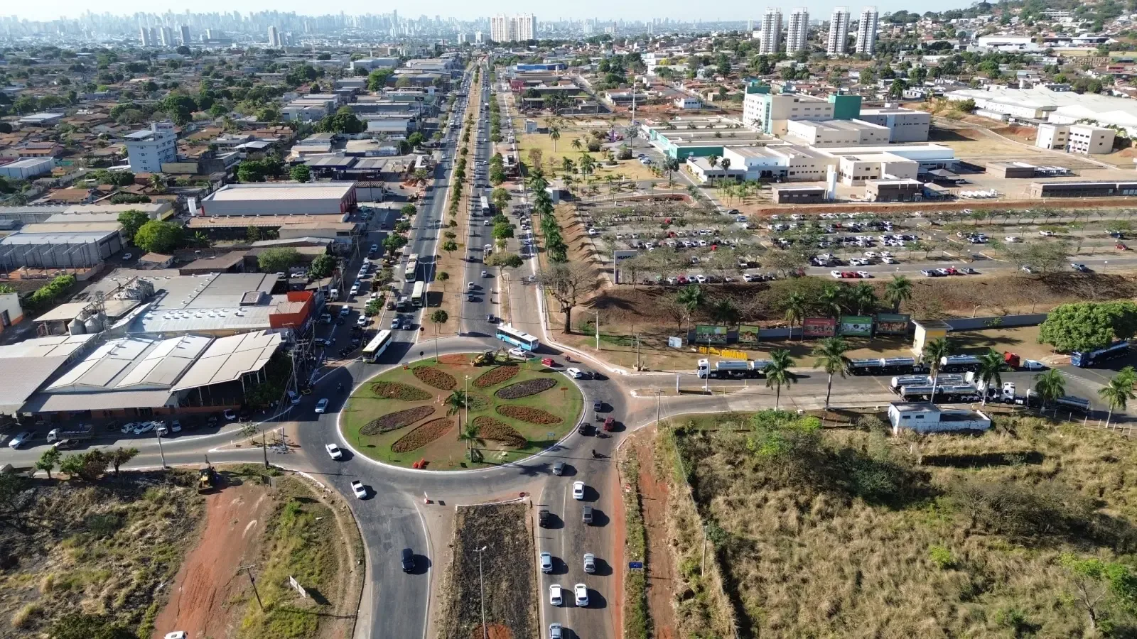 Mabel entrega rotatória do Hugol e anuncia marca de 500 km de asfalto novo em Goiânia