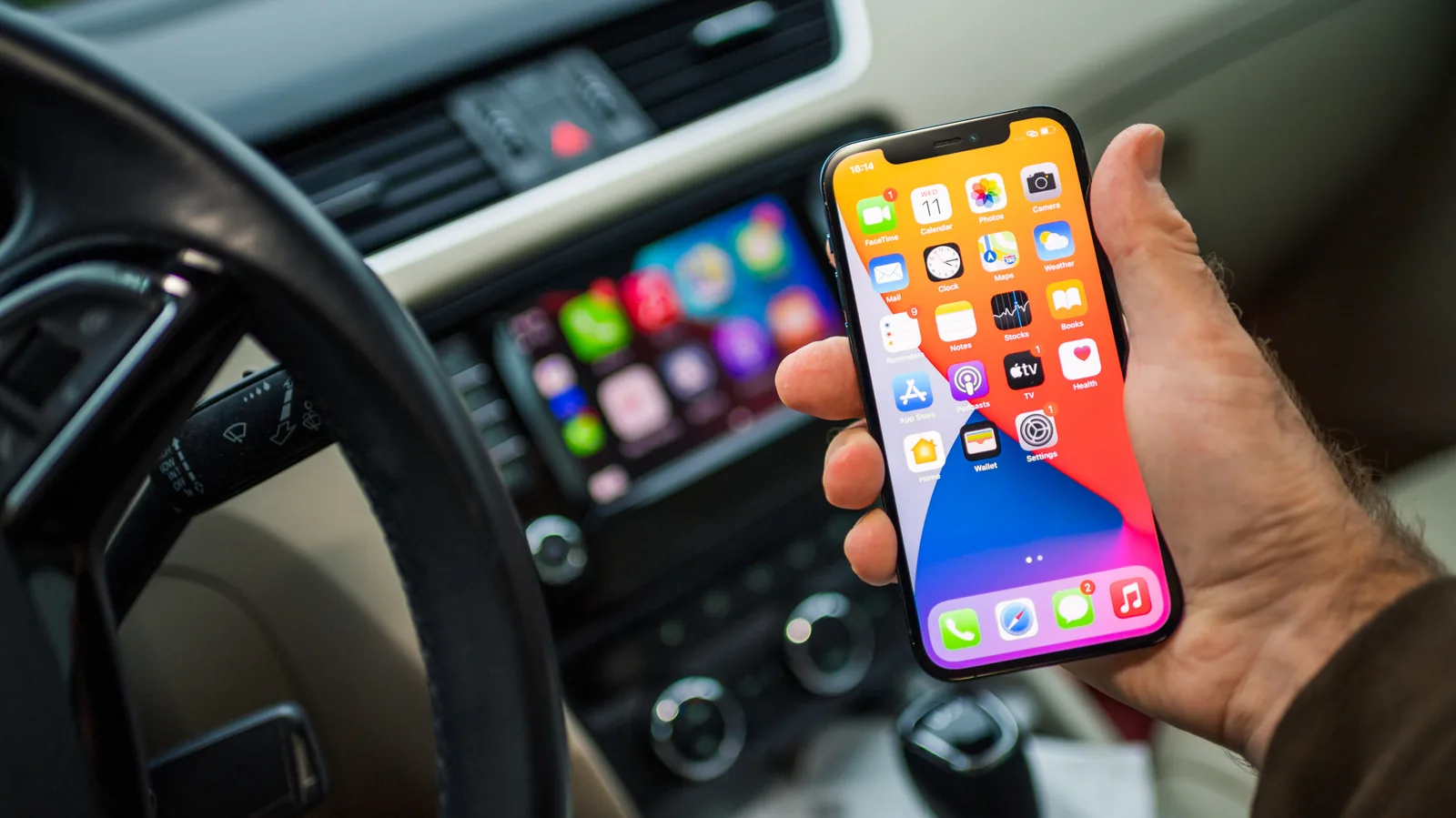 Apple lança iOS 27.2 com novas funcionalidades para CarPlay