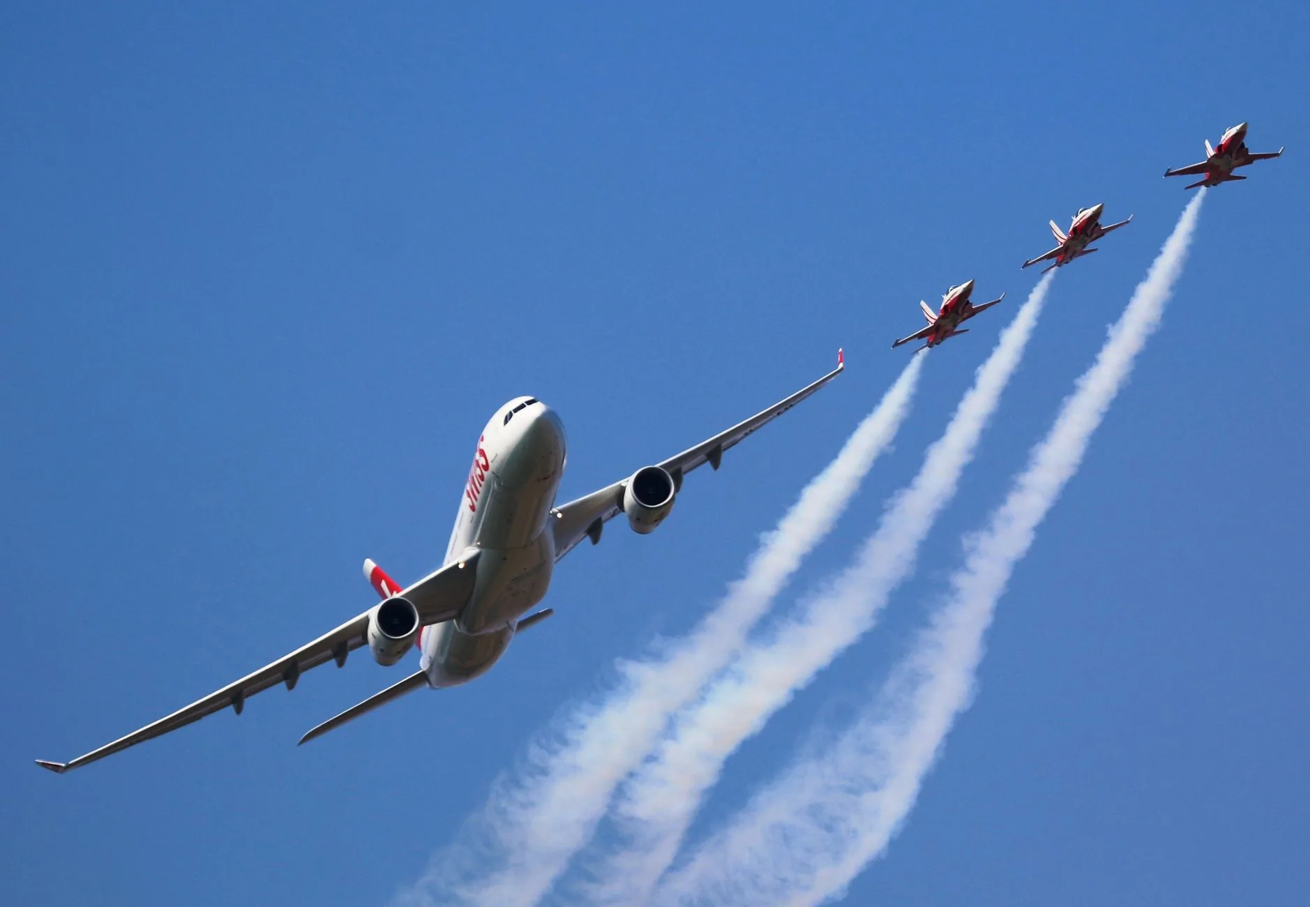 Voo da Austrian Airlines faz pouso de emergência após ameaça de bomba