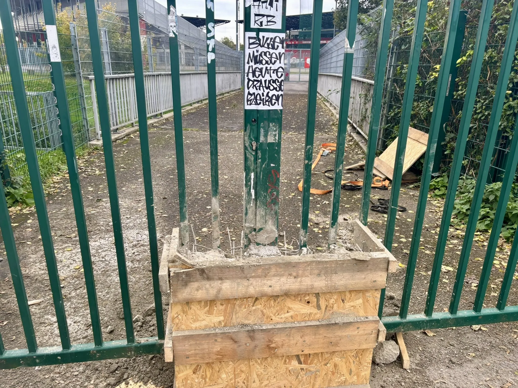 Portão de estádio é concretado por torcedores antes de jogo do RB Leipzig