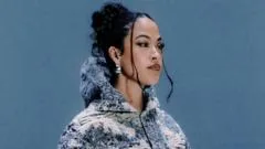 Artista lança álbum de estreia após bilhões de streams