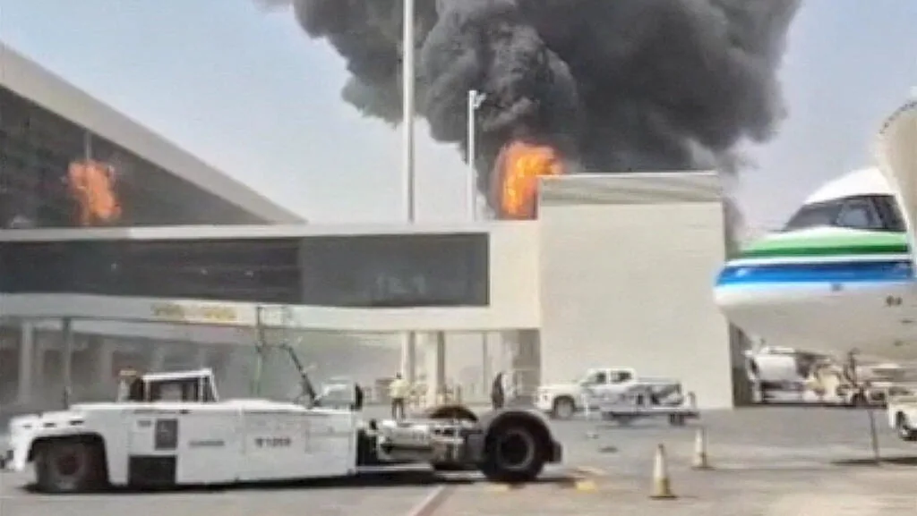 Ataque houthista causa morte e feridos no aeroporto de Riad