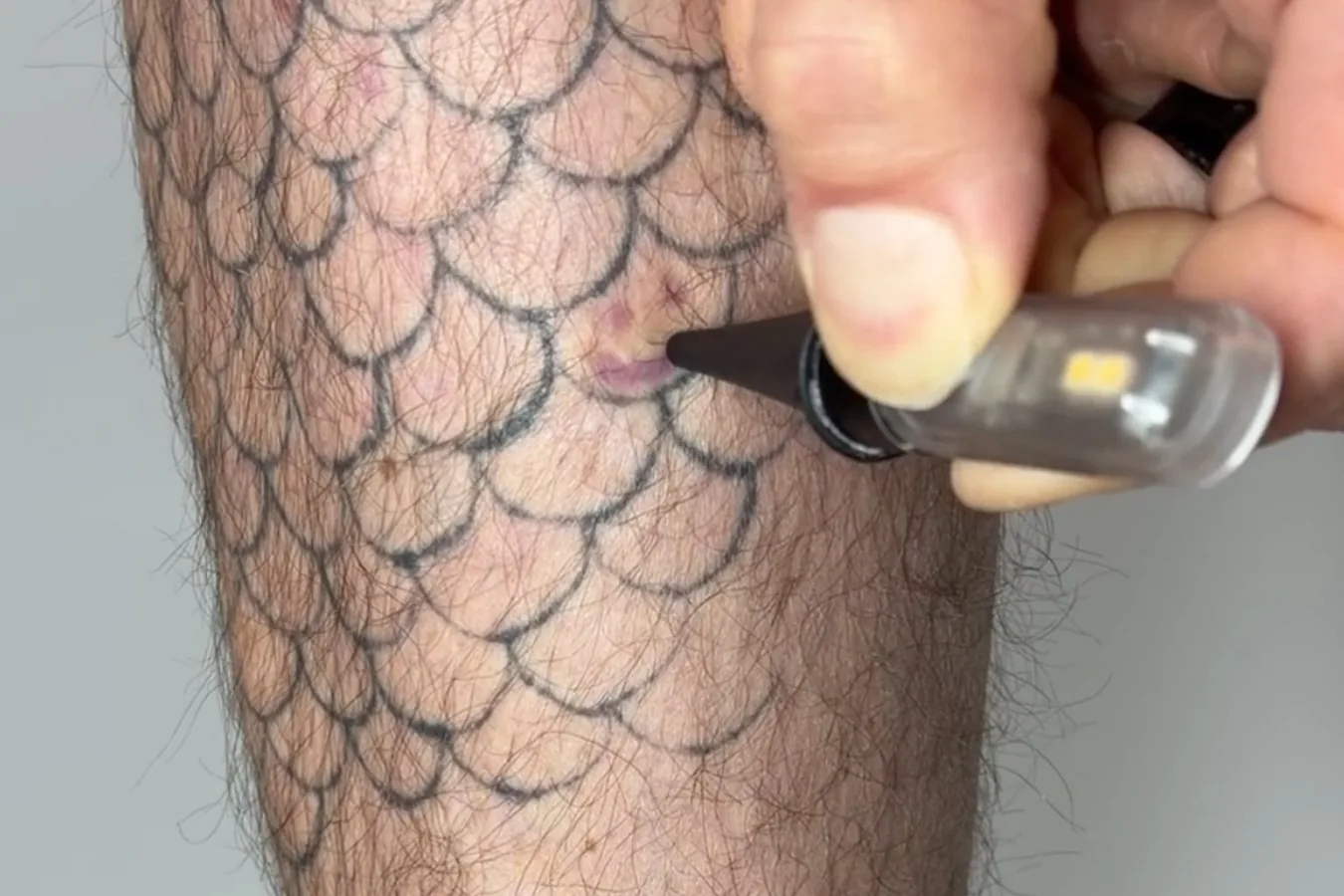 Tatuagens podem ser ativadas e desativadas com luz