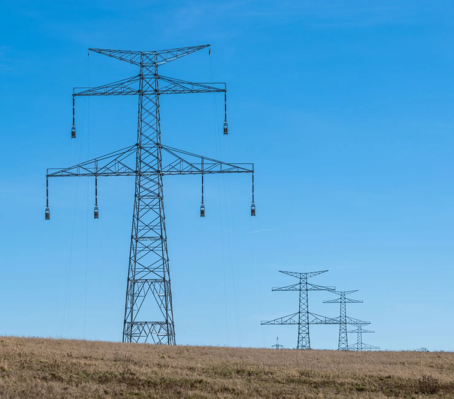 Aneel planeja três leilões de transmissão de energia em 2027
