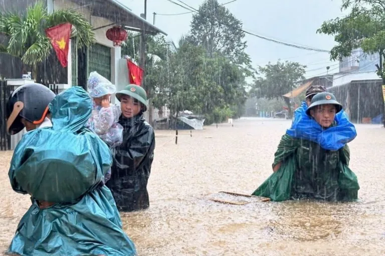 Vietnam mobiliza tropas após chuvas intensas causarem alagamentos