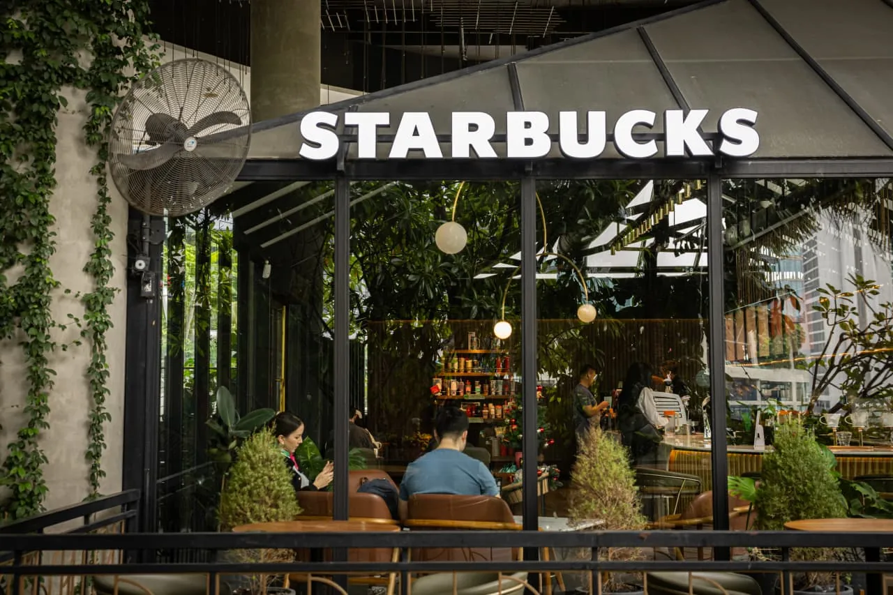 Starbucks registra superação de expectativas, mas ações ainda declinam