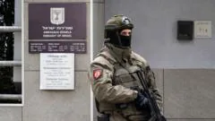 Policial serbio morto após ataque ao embaixador israelense