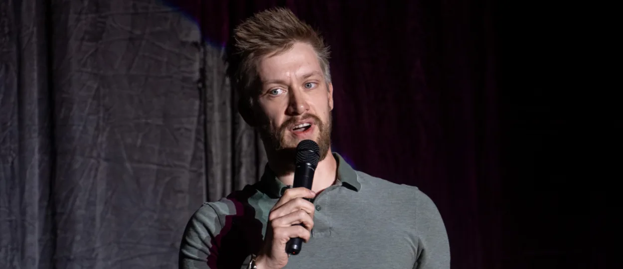 Comediante discute desafios de deixar maconha