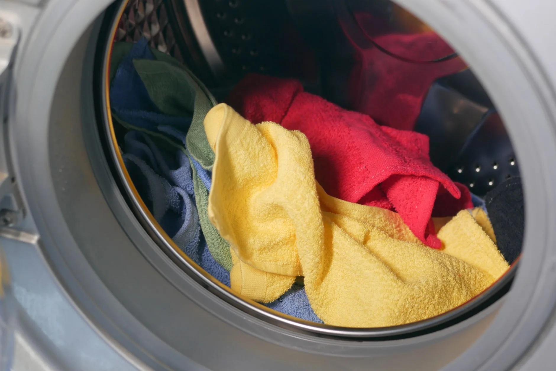 Colocar toalhas demais na máquina pode causar odor persistente