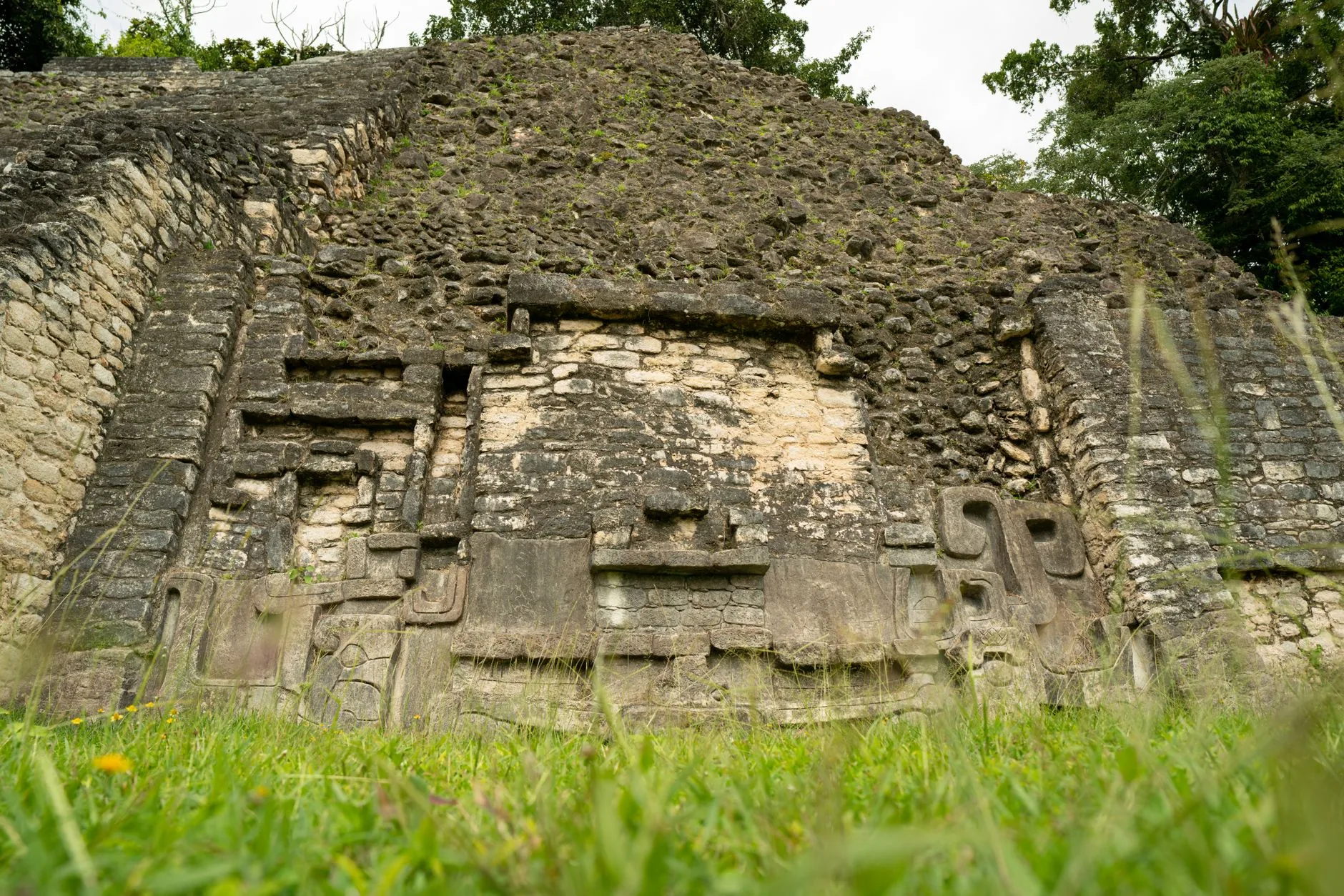Descoberta revela prática funerária inusitada dos maias