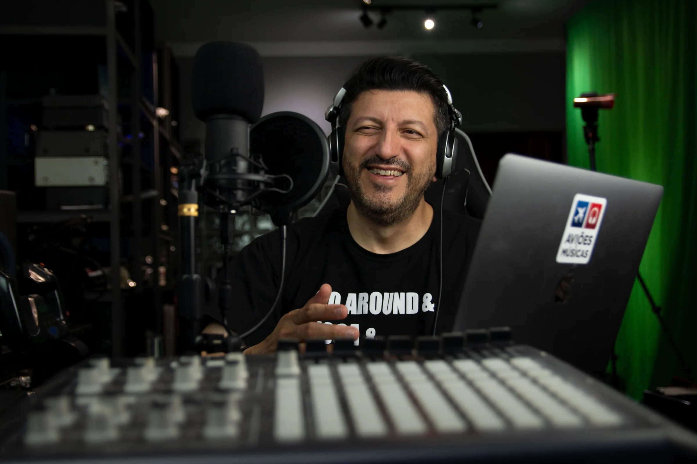 Famosos lamentam morte do influenciador Lito Sousa