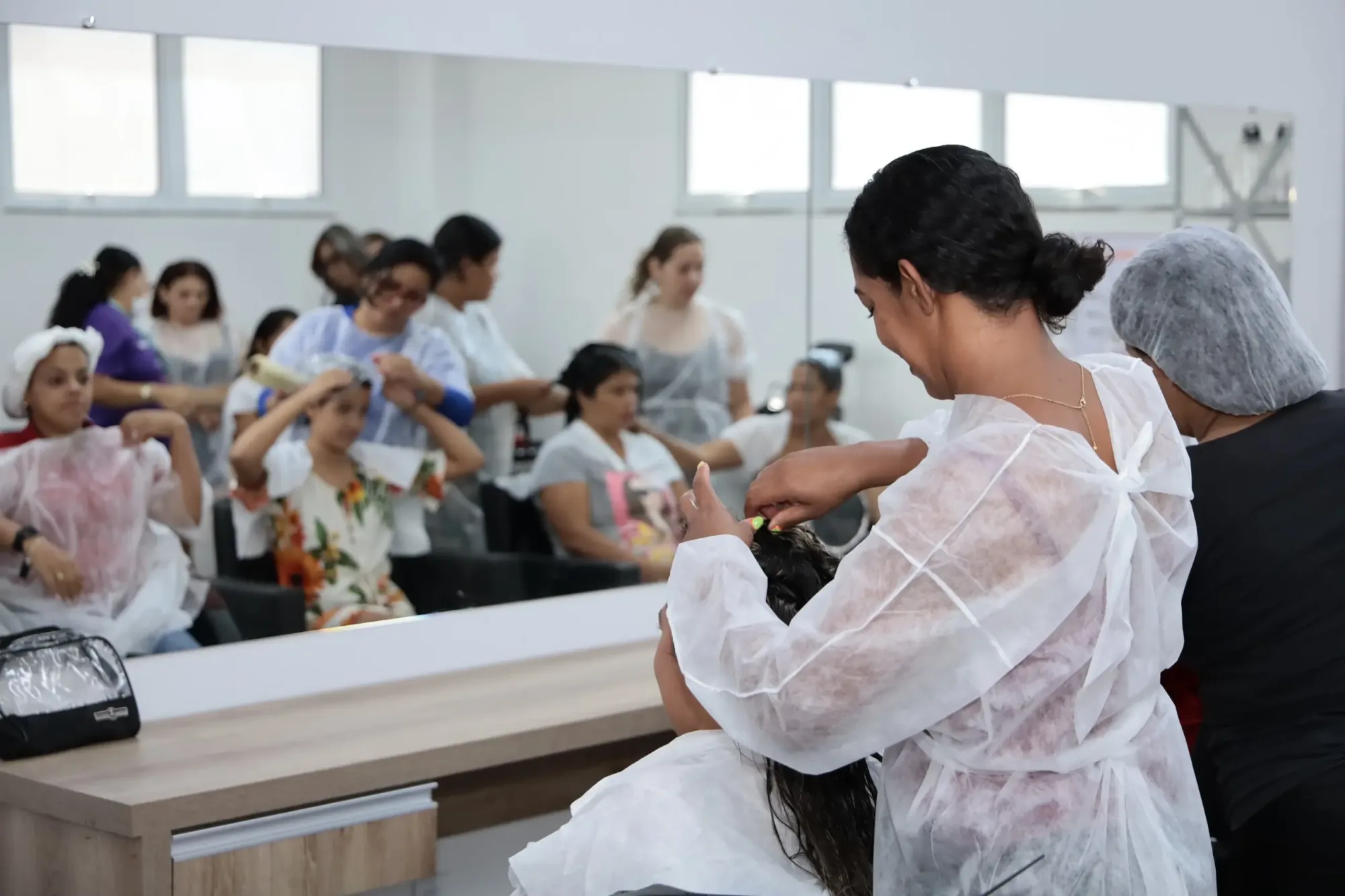 Cursos gratuitos de maquiagem, sobrancelhas e panetones em Aparecida