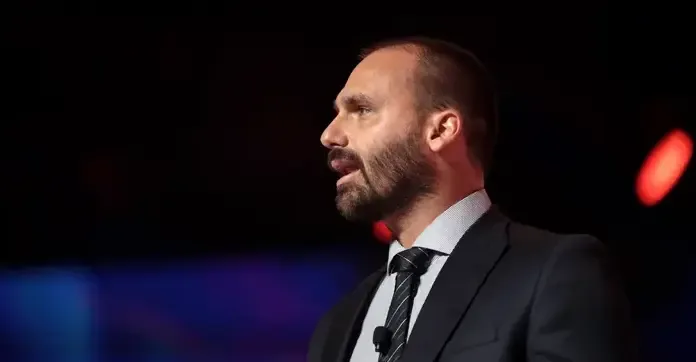 Eduardo Bolsonaro critica Tarcísio e o classifica como ‘tecnocrata de centro’