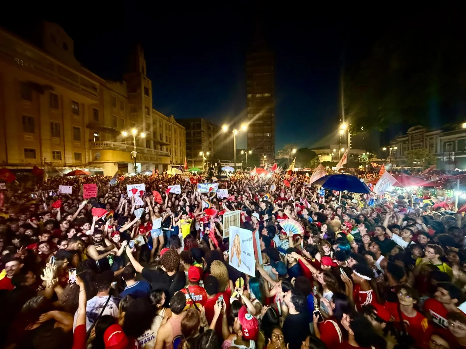 Apoiadores realizam ato pró-Lula no Ponto de Cem Réis, em João Pessoa
