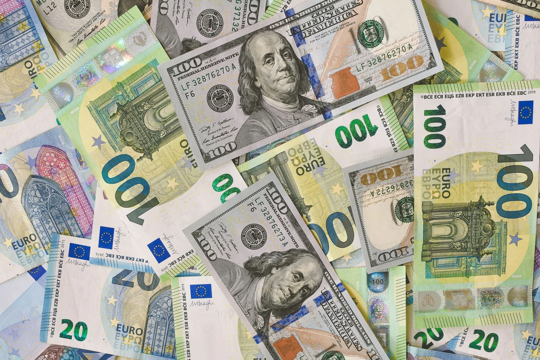 Dólar sobe 0,76% e fecha a R$ 5,39 em dia de cautela