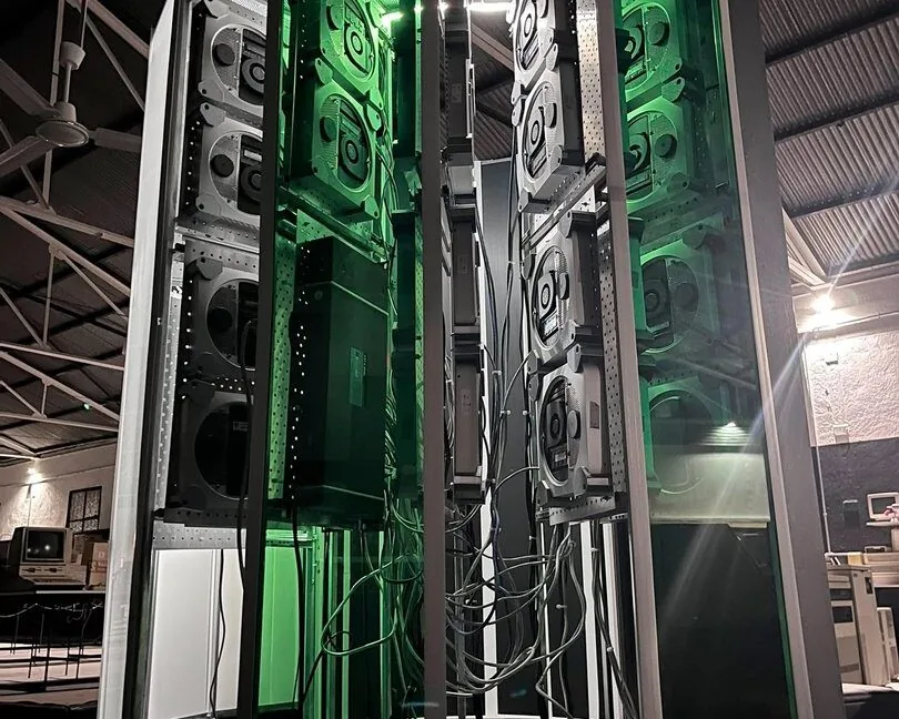 Museu espanhol revela réplica visual da supercomputadora Cray-1 usando Mac Minis