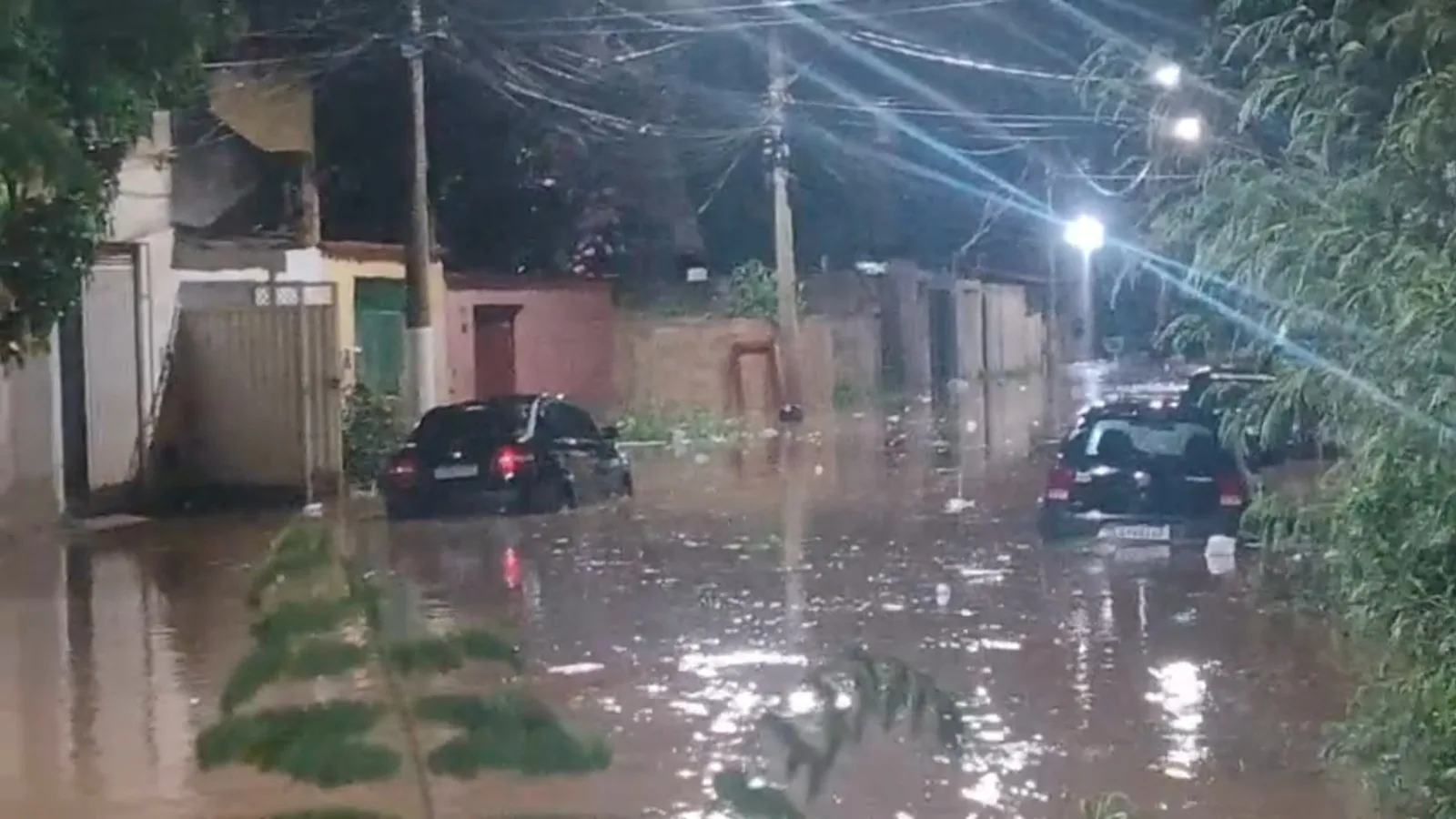 Alagamentos e inundações afetam Governador Valadares